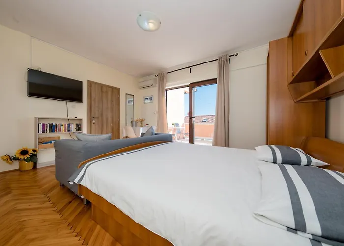 Apartments Tartuga Rab Town